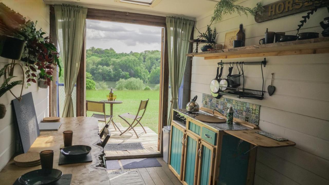 Quirky Vintage Horsebox Conversion With Stunning Views Of Ardingly Reservoir Balcombe Exterior photo