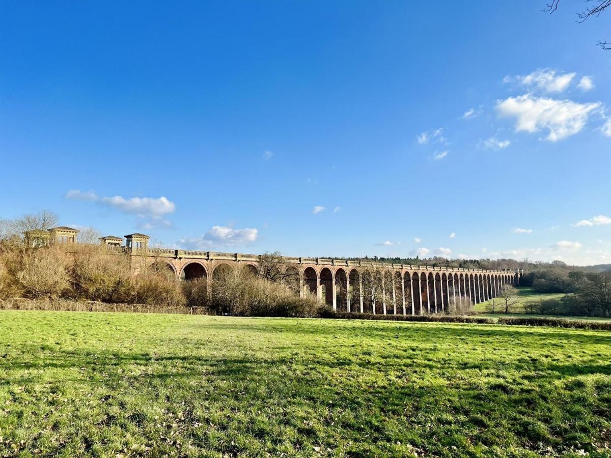 Quirky Vintage Horsebox Conversion With Stunning Views Of Ardingly Reservoir Balcombe Exterior photo